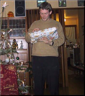 Tommy deler ut julegavene